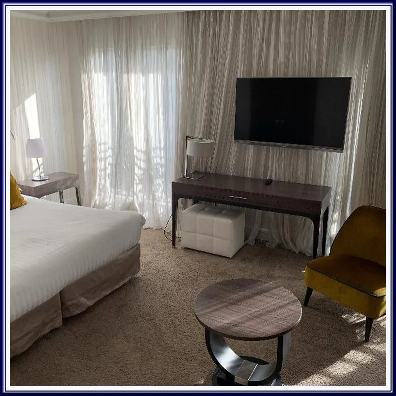 Hotel Le Canberra hotel room