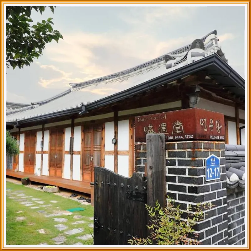 Jeonju Hanok Maeul Yeonwoodang Hanok hotel view