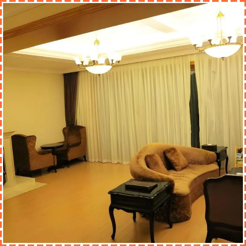 PINERIDGE hotel room